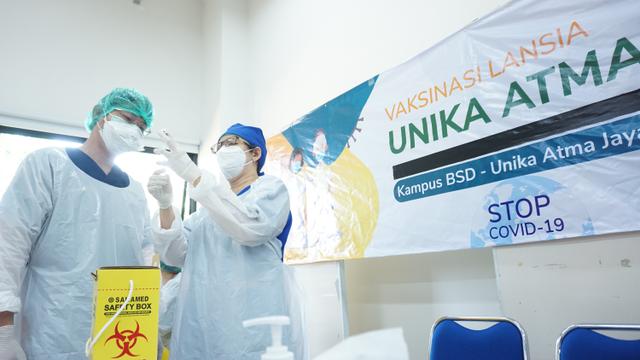 Unika Atma Jaya Tuntaskan Vaksinasi 4.500 Lansia dan Petugas Pelayanan Publik di Jakarta dan Tangerang