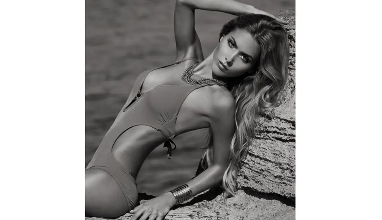 Anna Kathrin Vida, model yang dan juga pasangan dari Mario Gotze, terlihat seksi pada sesi pemotretan. (Photo/Instagram)