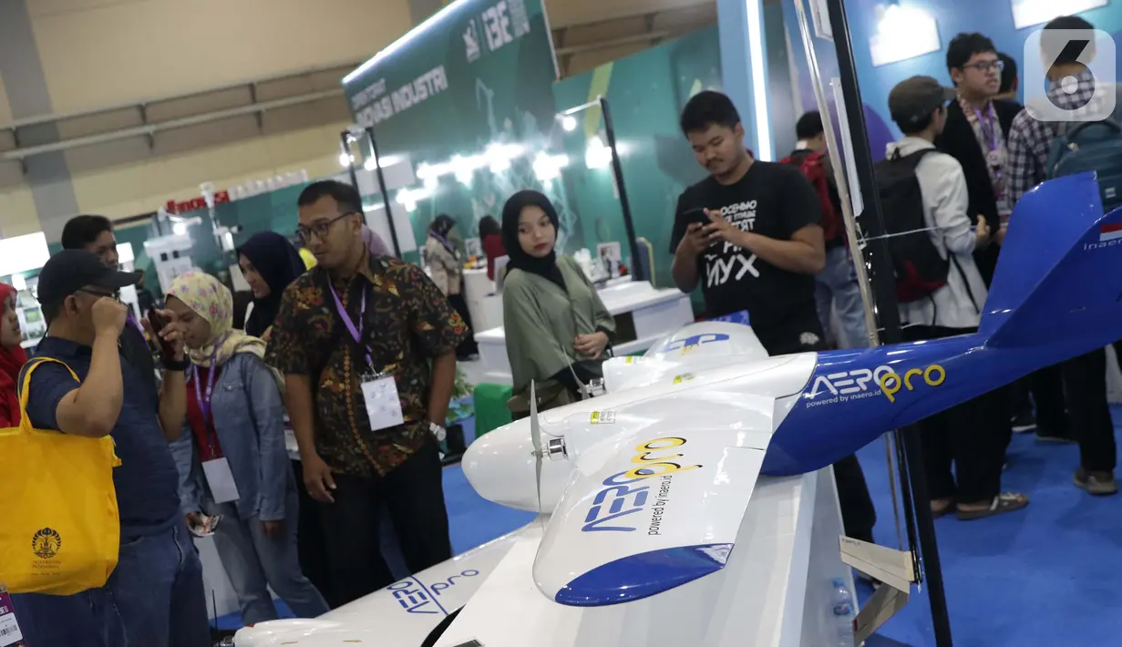 Pengunjung melihat-lihat pesawat tanpa awak yang dipamerkan pada Startup Teknologi dan Inovasi Industri Anak Negeri 2019 di Hall B Jakarta, Minggu (6/10/2019). Ajang ini memamerkan inovasi teknologi yang dikembangkan mahasiswa dan inovator dari berbagai bidang. (Liputan6.com/Helmi Fithriansyah)