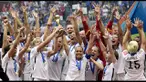 Carli Lloyd cetak hattrick dan membuat gol indah dari tengah lapangan untuk membawa Amerika Serikat menang 5-2 atas Jepang di Final Piala Dunia Wanita 2015.