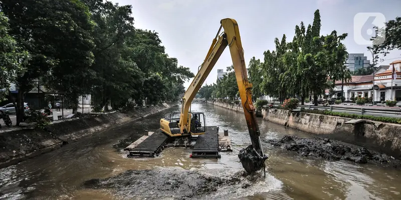 Pengerukan Lumpur Kali Pasar Baru