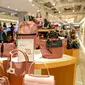 Seorang wanita melihat tas yang dijual di salah satu tenant di Lotte Mall, Jakarta, Kamis (13/4/2023). (Liputan6.com/Faizal Fanani)