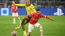 Hasilnya, pada menit ke-3 Jadon Sancho berhasil merobek gawang PSV Eindhoven. (INA FASSBENDER/AFP)