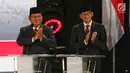 Capres dan Cawapres nomor urut 02 Prabowo Subianto-Sandiaga Uno bertepuk tangan saat mengikuti Debat Pilpres 2019 kelima di Jakarta, Sabtu (13/4). Debat kelima mengambil tema Ekonomi, Kesejahteraan Sosial, Keuangan dan Investasi. (Liputan6.com/Johan Tallo)