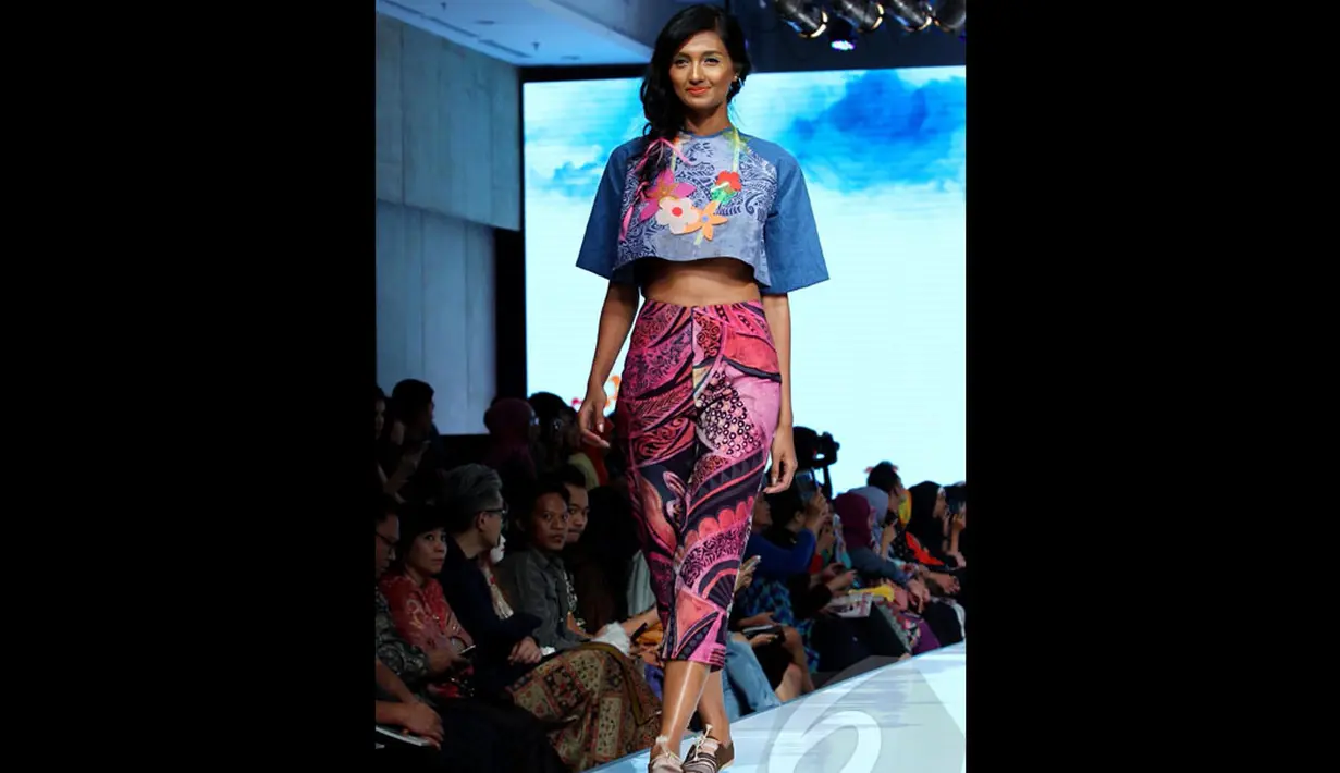 Batik dengan warna cerah menjadi pilihan Lenny Agustin dalam rancangannya di acara Jakarta Fashion & Food, Hotel Harris Kelapa Gading, Jakarta (Liputan6.com/Faisal R Syam)