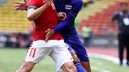 Bek Timnas Indonesia U-22, Gavin Kwan Adsit berusaha merebut bola dari pemain Thailand, Chaiyawat Buran saat bertanding di SEA Games 2017 di Shah Alam, Malaysia (15/8). Indonesia dan Thailand bermain imbang 1-1. (AP Photo / Vincent Thian)