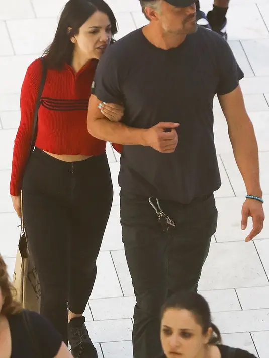 Josh Duhamel dan Eiza Gozalez memang selalu terlihat mesra dan bahagia saat bersama. (Evfa/Stefan/Backgrid/HollywoodLife)