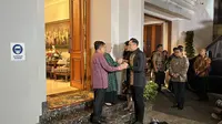 Ketua Umum Partai Demokrat Agus Harimurti Yudhoyono (AHY) menemui Wakil Presiden (Wapres) ke-10 dan ke-12 Jusuf Kalla (JK) di kediamannya, Jalan Brawijaya Raya, Kebayoran Baru, Jakarta Selatan. (Liputan6.com/Nanda Perdana)