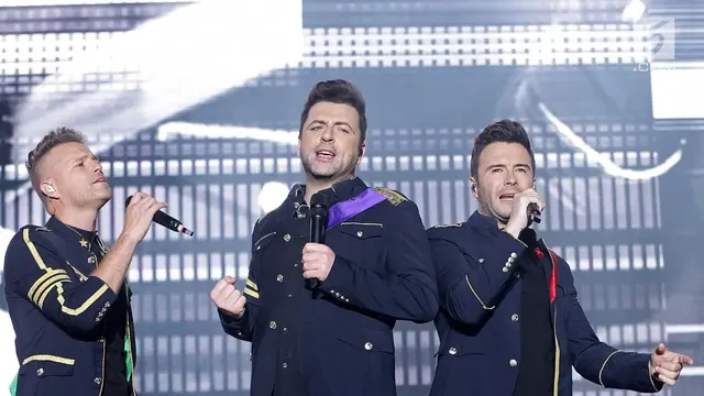 Aksi Westlife Hibur Ribuan Penggemar di Semarang