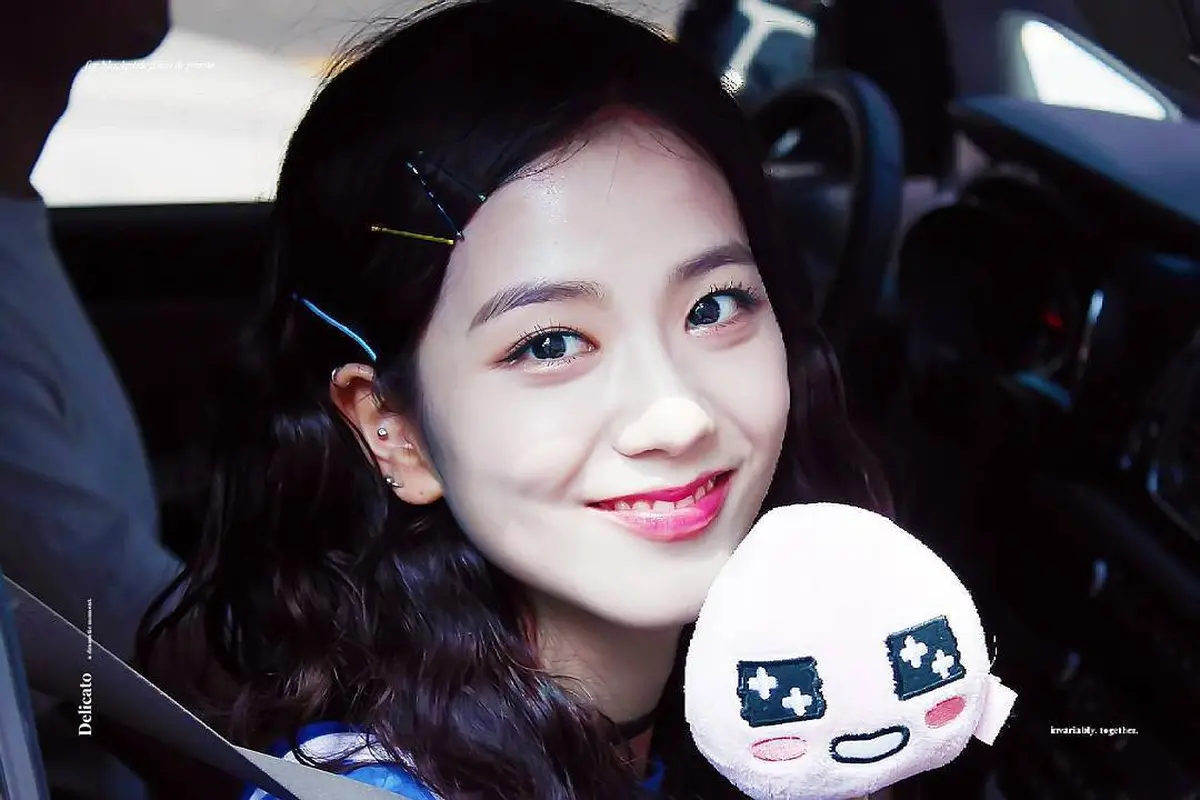 [Bintang] 4 Gaya Narsis Jisoo BLACKPINK Ini yang Bikin Netizen Gemes