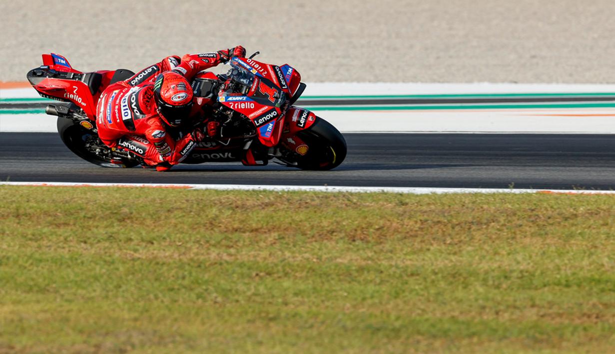 Sebelumnya start di urutan dua, Bagnaia memulai balapan dari posisi terdepan menyusul nasib sial pemegang pole Maverick Vinales (Aprilia). (AP Photo/Alberto Saiz)