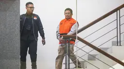 Bupati Lombok Barat Lalu Ahmad Zaini berjalan menuju mobil tahanan usai menjalani pemeriksaan di Gedung Merah Putih KPK, Jakarta, Selasa (21/7/2026). (KLY/Arie Basuki)