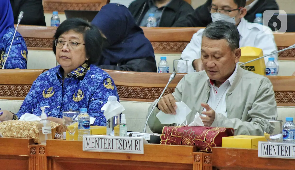 Menteri LHK Siti Nurbaya dan Menteri ESDM Arifin Tasrif mengikuti rapat kerja  dengan Komisi VII DPR RI di Komplek Parlemen Senayan, Jakarta, Selasa (29/11/2022). Rapat membahas mengenai Rancangan Undang-Undang Energi Baru dan Energi Terbarukan (RUU EB-ET). (Liputan6.com/Angga Yuniar)