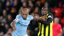 Gelandang Manchester City, Fernandinho menggiring bola dari kawalan pemain Watford Abdoulaye Doucoure selama pertandingan lanjutan Liga Inggris di stadion Vicarage Road (4/12). City menang tipis atas Watford 2-1. (AP Photo/Frank Augstein)