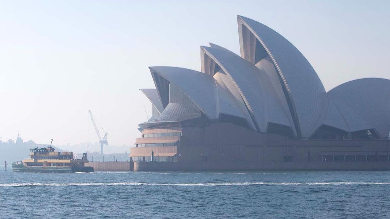 Pemandangan Sydney Opera House yang diselimuti kabut asap di Sydney, Australia, Kamis (14/9/2023). Beberapa hari terakhir, kabut asap mengepung Sydney sehingga membuat kualitas udara memburuk secara signifikan.<br>