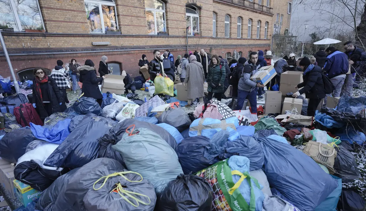 Orang-orang menyortir dan mengepak persediaan bantuan di tempat pengumpulan untuk komunitas Turki di Berlin, Jerman, Selasa, 7 Februari 2023. Ratusan anggota komunitas Turki di Berlin berbondong-bondong ke sekolah musik di ibu kota Jerman untuk menyumbangkan bantuan kemanusiaan setelah selatan Turki dan Suriah utara dilanda gempa bumi ganda pada Senin, 6 Februari 2023. (AP Photo/Markus Schreiber)