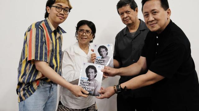 Keluarga dan kolega mengenang setahun kepergian Bens Leo. Tampak hadir Triawan Munaf dan Candra Darusman (ist)