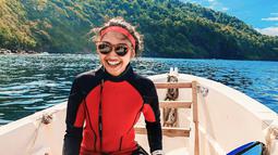 Dalam berbagai aktivitasnya, atlet karate yang sudah menyandang sabuk hitam ini pun kerap tampil kasual dan sporty. Apalagi dipadukan dengan kacamata, penampilan Claresta Taufan kerap tuai banyak pujian. (Liputan6.com/IG/@clarestaufan)