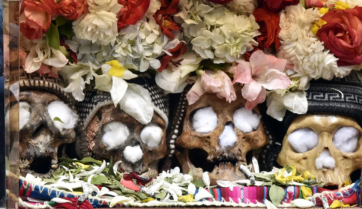 Tengkorak manusia yang dihias selama Festival Natitas di pemakaman La Paz, Bolivia, 8 November 2018. Festival ini adalah ritual mengerikan di mana tengkorak manusia (natitas) dibawa ke pemakaman La Paz untuk dihormati oleh ribuan orang. (AIZAR RALDES/AFP)