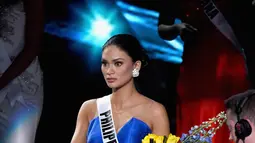 Ekspresi Miss Filipina, Pia Alonzo Wurtzbach usai dinobatkan sebagai pemenang Miss Universe 2015 di The AXIS Las Vegas, AS, Minggu (20/12). Sebelumnya, pembawa acara sempat salah mengumumkan nama Miss Columbia sebagai pemenang. (AFP Photo/VALERIE MACON)