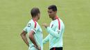 Pemain Portugal, Pepe  dan Ronaldo berdiskusi saat latihan jelang melawan Polandia di Centre National de Rugby, Marcoussis, Prancis. (28/6/16).  (EPA/Miguel A. Lopes)