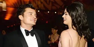 Pasangan selebriti Hollywood Katy Perry dan Orlando Bloom saat ini sedang menjalani masa liburan di Italia. Pada hari Rabu (3/8/16), Orlando melucuti semua pakaiannya hingga bugil bersama sang kekasih. (Dailymail/Bintang.com)