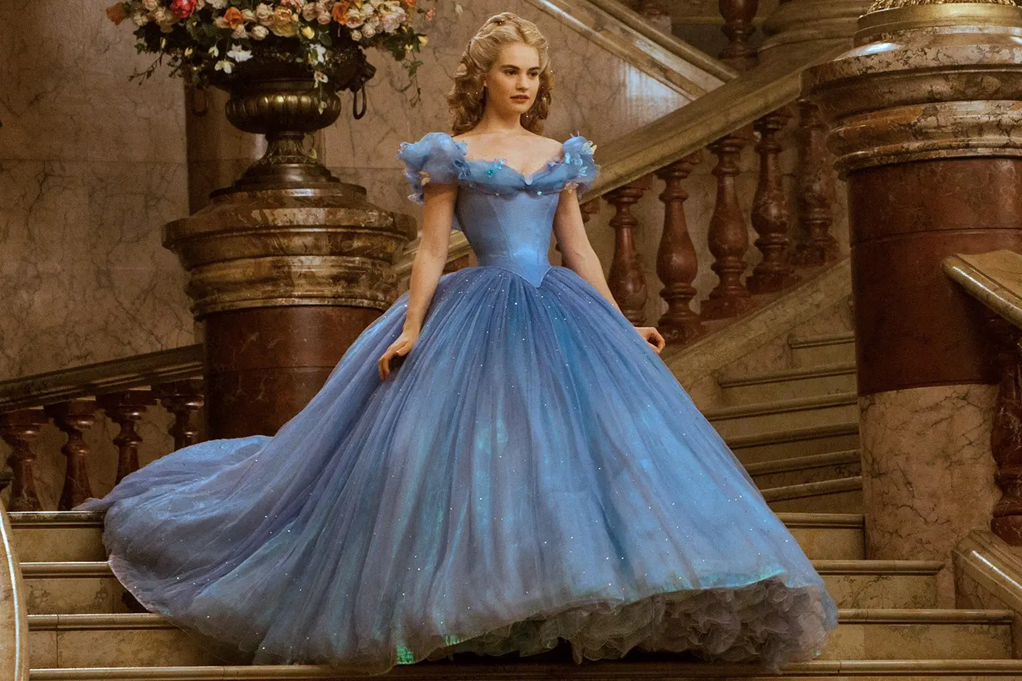 Cinderella memukau dengan gaun biru untuk pesta dansa. (Vanity Fair)