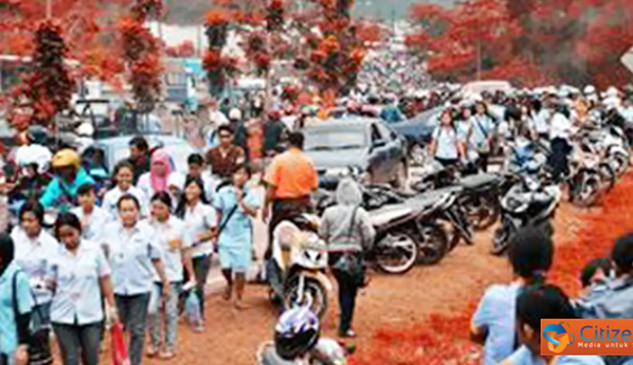 Citizen6, Batam: Demonstran melakukan pembakaran terhadap mobil berplat merah dan beberapa pos penjagaan polisi seperti di pos polisi Simpang Basekamp Batu Aji, MKGR, dan pos polisi Mukakuning. (Pengirim: Yan Benhar)