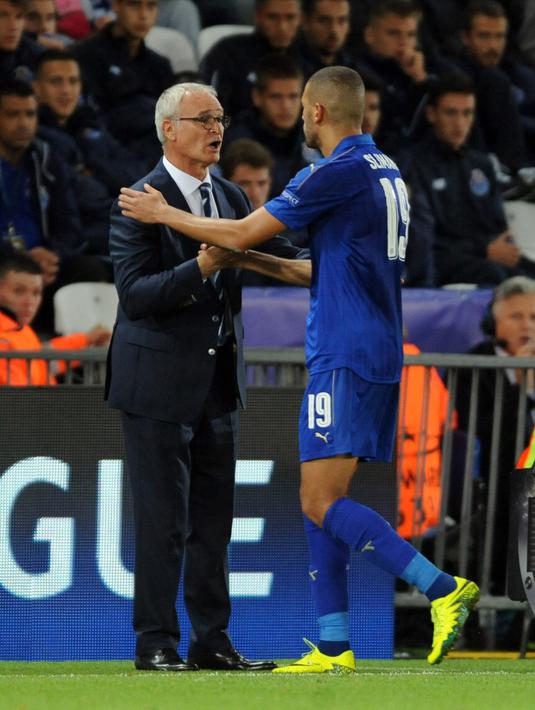 Pelatih Leicester City, Claudio Ranieri (kiri) memberikan salam kepada pemainnya Islam Slimani usai mencetak gol ke gawang FC Porto pada lanjutan liga Champions grup G di Stadion King Power, Leicester, Rabu (28/9/2016) dini hari WIB. (AP Photo/Rui Vieira)