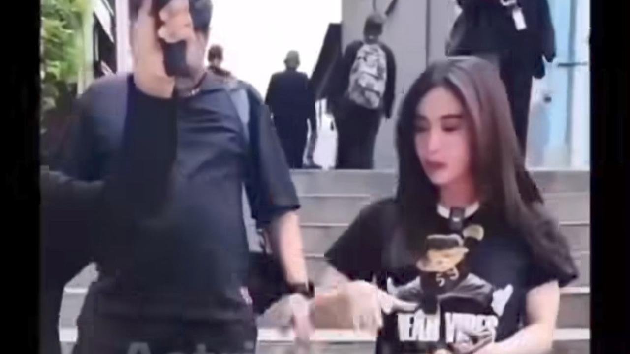Warganet Puji Sikap Dewi Perssik yang Nolak Untuk Dipayungi 'Udah Kayak Ratu Aja