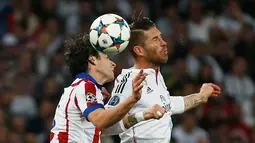 Bek Real Madrid, Sergio Ramos (kanan) berebut bola udara dengan pemain Atletico Madrid Tiago Mendes di leg kedua 8 besar Liga Champions di Santiago Bernabeu Stadium, Kamis (23/4/2015). Real Madrid menang 1-0 atas Atletico Madrid. (Reuters/Juan Medina)