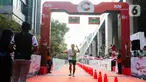 Pelari memasuki garis finis saat mengikuti KAI Commuter Run 2024 di Jakarta, Minggu (8/9/2024). (Liputan6.com/Herman Zakharia)