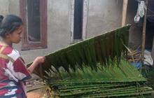 Perajin Atap Rumbia Lebak Kewalahan Penuhi Permintaan Tinggi Akibat Kelangkaan Bahan Baku