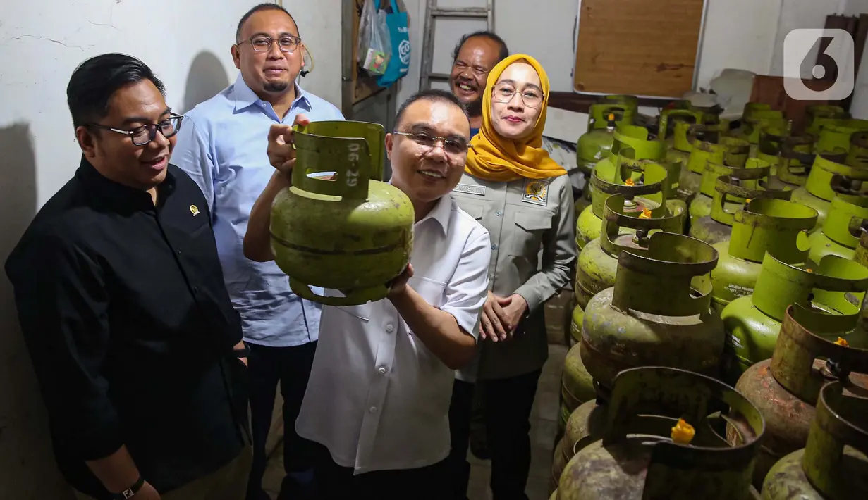 Menanggapi keluhan warga, Presiden Prabowo Subianto memerintahkan Menteri Energi dan Sumber Daya Mineral (ESDM) Bahlil Lahadalia agar penjualan gas elpiji subsidi 3 kilogram tetap bisa dijual oleh pengecer pada Selasa (4/2/2025). (Liputan6.com/Angga Yuniar)