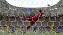 Kiper Timnas Ukraina, Andriy Lunin kebobolan gol pertama saat menghadapi Rumania tewat tendangan dari luar kotak penalti oleh Nicolae Stanciu pada laga Grup E Euro 2024 di Allianz Arena, Munchen, Jerman, Senin (17/6/2024). (AP Photo/Matthias Schrader)