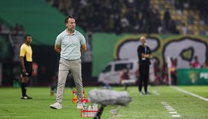 Pelatih PSIM Yogyakarta,&nbsp;Jean-Paul Van Gastel saat memberikan instruksi di pinggir lapangan ketika melawan Persebaya Surabaya&nbsp;pada BRI Super League 2025/2026 di Stadion Gelora Bung Tomo, Surabaya,&nbsp;Jumat (8/8/2025). (Bola.com/Abdul Aziz)&nbsp;