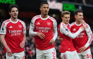 Para pemain Arsenal, Declan Rice, William Saliba, Martin Odegaard, dan Martin Zubimendi merayakan gol dalam pertandingan Liga Inggris melawan Brighton & Hove Albion di Emirates Stadium, Sabtu (27/12/2025). (AP Photo/Kirsty Wigglesworth)