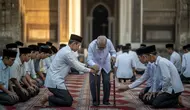 Contoh Sikap atau Perilaku yang Mencerminkan Keterkaitan antara Sila Pertama dan Sila Kedua Pancasila
