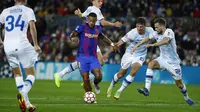 Penyerang Barcelona, Memphis Depay (tengah) membawa bola dari kawalan para pemain Dynamo Kyiv pada pertandingan lanjutan Grup E Liga Champions di di stadion Camp Nou di Barcelona, Spanyol, Rabu (20/10/2021). Barcelona menang tipis atas Dynamo Kyiv dengan skor 1-0. (AP Photo/Joan Monfort)