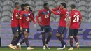 Para pemain Lille merayakan gol rekan setimnya Jonathan Bamba ke gawang AC Milan pada pertandingan lanjutan Grup H Liga Europa di stadion Stade Pierre Mauroy, Prancis, Kamis (26/11/2020). AC Milan bermain imbang 1-1. (AP Photo/Michel Spingler)