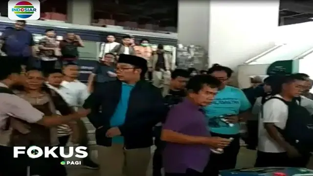 Cagub dengan nomor urut satu, yakni Ridwan Kamil, memilih blusukan di Pasar Kemiri Muka, Depok. Sementara, pasangan Cagub dan Cawagub Jawa Barat nomor urut dua, yakni Tb Hasanuddin dan Anton Charliyan, bersilaturahmi ke kantor DPD PDI Perjuangan, Ban...