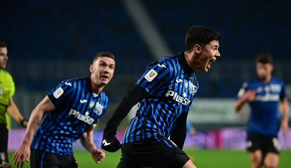 Gelandang Atalanta, Matteo Pessina (Depan) melakukan selebrasi usai mencetak gol ke gawang Napoli pada pertandingan leg kedua semifinal Coppa Italia di stadion Azzurri d'Italia di Bergamo, Kamis (11/2/2021). Hasil ini membuat Atalanta otomatis lolos ke final Coppa Italia. (AFP/Miguel Medina)
