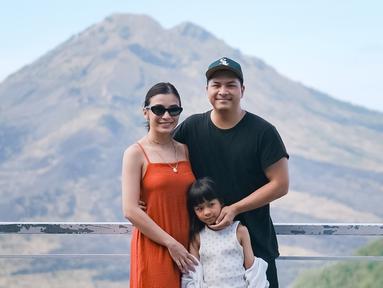 Bali memang menjadi salah satu destinasi wisata para keluarga selebritii. Dalam momen liburan keluarga ini Glenn dan Chelsea Olivia yang pernah tinggal di Bali waktu Covid-19 ini terlihat menikmati momen liburannya bersama anak-anak dan keluarga besar. (Liputan6.com/IG/@chelseaoliviaa)