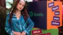 Melengkapi busana retronya, Tissa Biani kenakan ankle boots heels beige dengan bandana yang senada [@tissabiani]