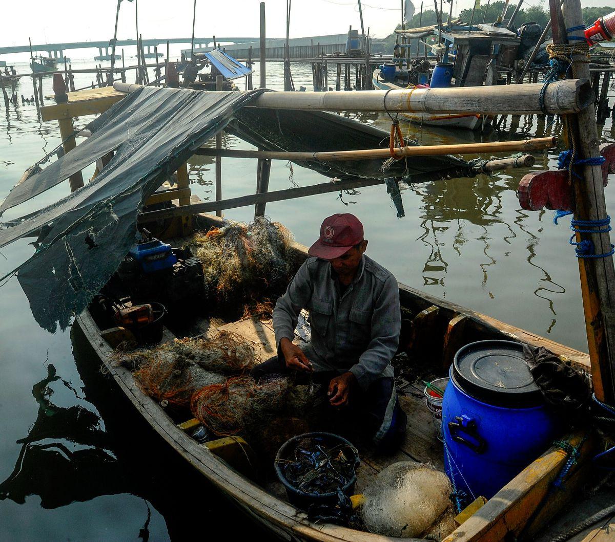 Pendapatan tersebut belum dipotong dengan bahan bakar minyak solar dan biaya jaring atau jala jika rusak.