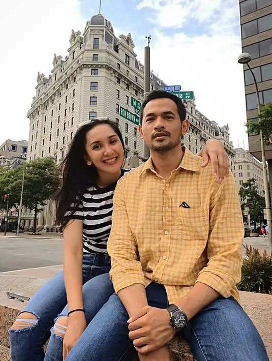 Sebagai seorang selebriti, kehidupan keduanya jauh sekali dari kabar miring. Bahkan dalam pernikahannya ini tidak jarang Oka dan istri membagikan berbagai potret kemesraannya bak pasangan yang masih pacaran. Bersama sampai tua, pasangan ini kerap merayakan hari jadi pernikahannya setiap tahun. (Liputan6.com/IG/@oks_antara)