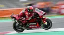Sementara itu, pemuncak klasemen sementara MotoGP, Fabio Quartararo dua kali terjatuh. Pembalap asal Prancis itu sempat terlihat kesakitan sebelum kembali ke garasi Yamaha. (AP/Peter Dejong)