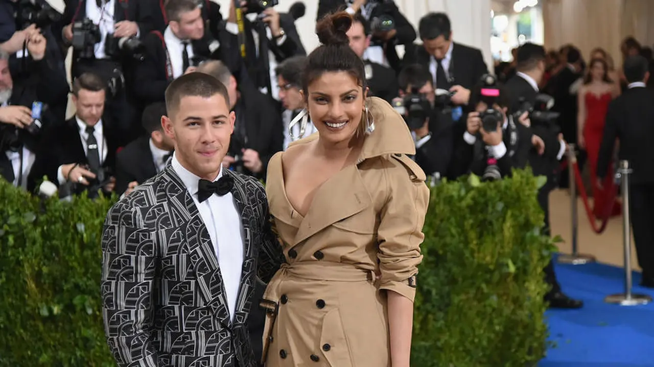 [Bintang] Nick Jonas - Priyanka Chopra