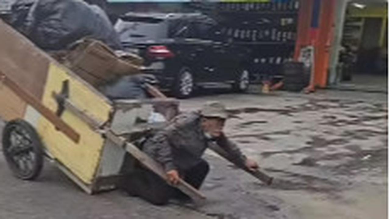 Kesaksian Ojol Temui Kakek Penarik Gerobak, Dikira Sujud Ternyata Minum Air Genangan Hujan di Jalan