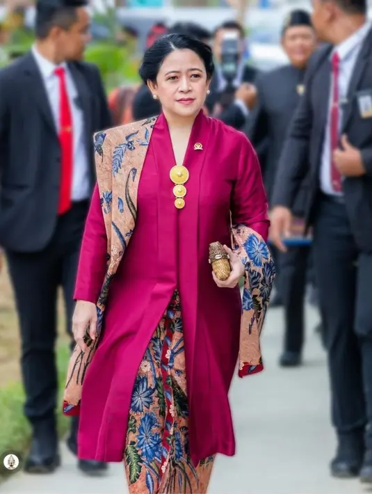 Ketua DPR RI Puan Maharani menghadirkan penampilan penuh pesona yang tak terlupakan di momen peringatan HUT ke-79 RI. Ia salah satu tokoh nasional yang turut merayakan HUT RI pertama di IKN. Puan Maharani memilih mengenakan kebaya kartini berwarna merah fuchsia. [@putriparesetiawati].